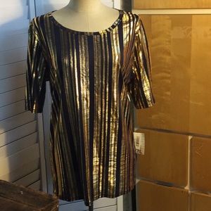 LuLaRoe elbow length shirt.